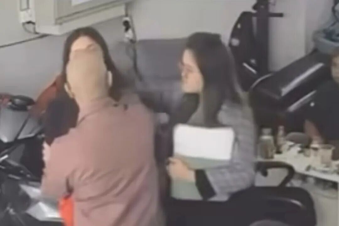 一段视频在网上疯传，一名妻子据称因家庭纠纷被送往西雅加达格罗戈尔佩坦布拉的苏哈托·赫德詹精神病院。