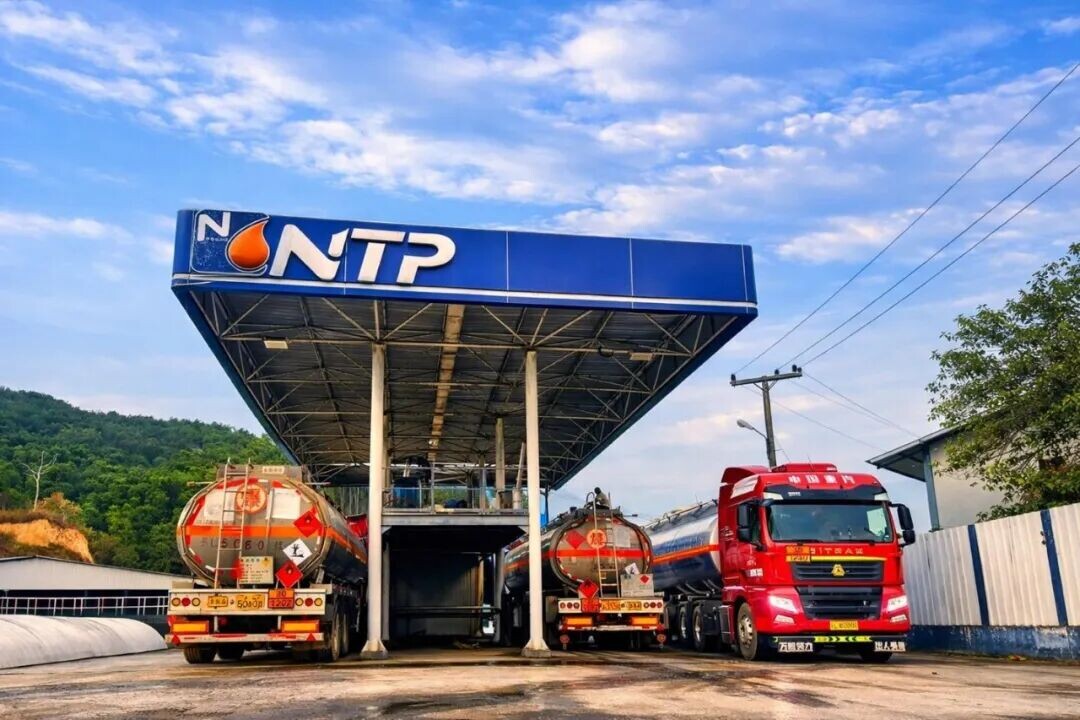 可能是包含下列内容的图片：火车、木材堆置场和文字