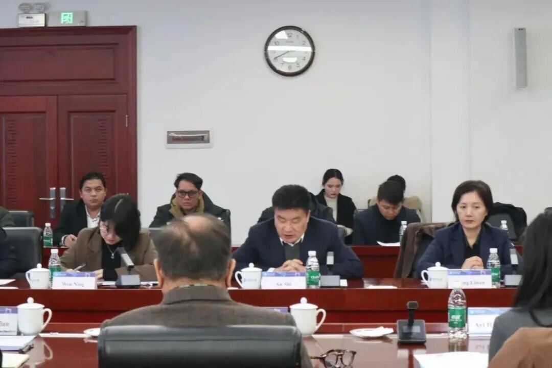 正在中国中南大学攻读冶金工程硕士学位的印尼学生穆罕默德·阿普里·扬夏（第三排最左）于星期二（2026年10月3日）在长沙出席了印尼驻中国和蒙古大使贾瓦里·奥拉特曼贡与中南大学官员的会晤。