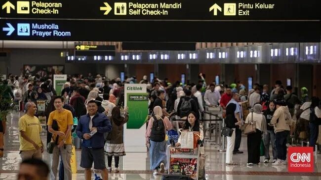 Ribuan penumpang memadati Bandara Soekarno-Hatta menjelang Idulfitri. Puncak arus mudik Lebaran 2026 diprediksi 18 Maret.