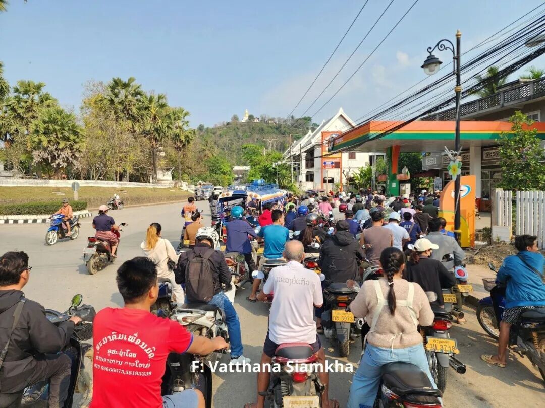 可能是包含下列内容的图片：一人或多人、摩托车、小摩托车、马路和文字