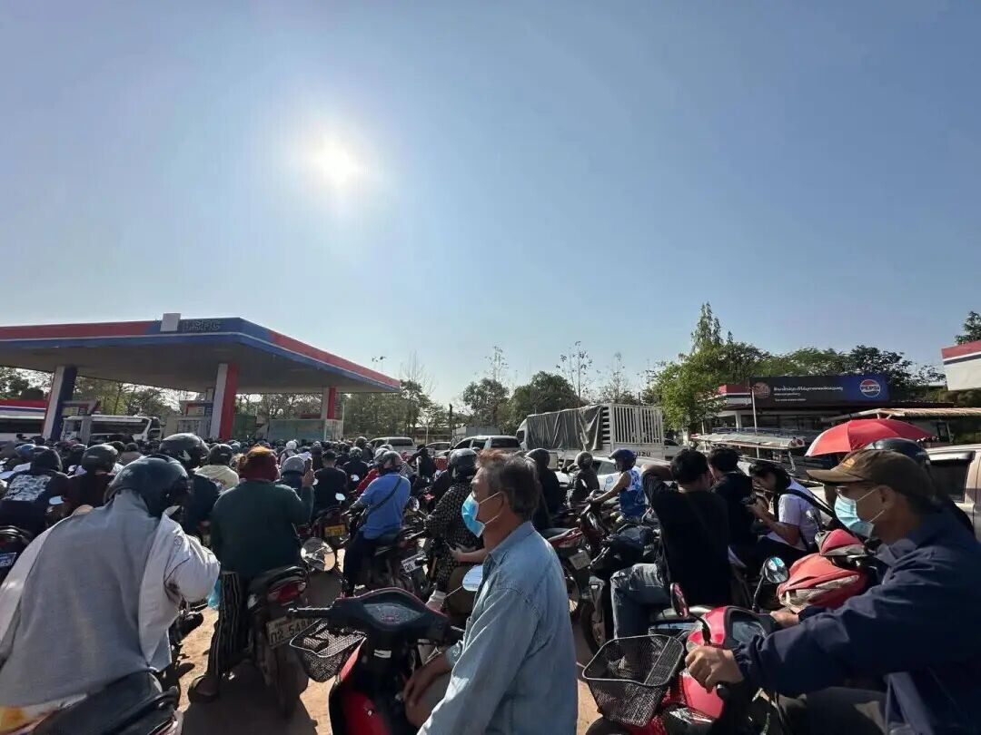可能是包含下列内容的图片：一人或多人、摩托车、高尔夫球车、小摩托车和人群