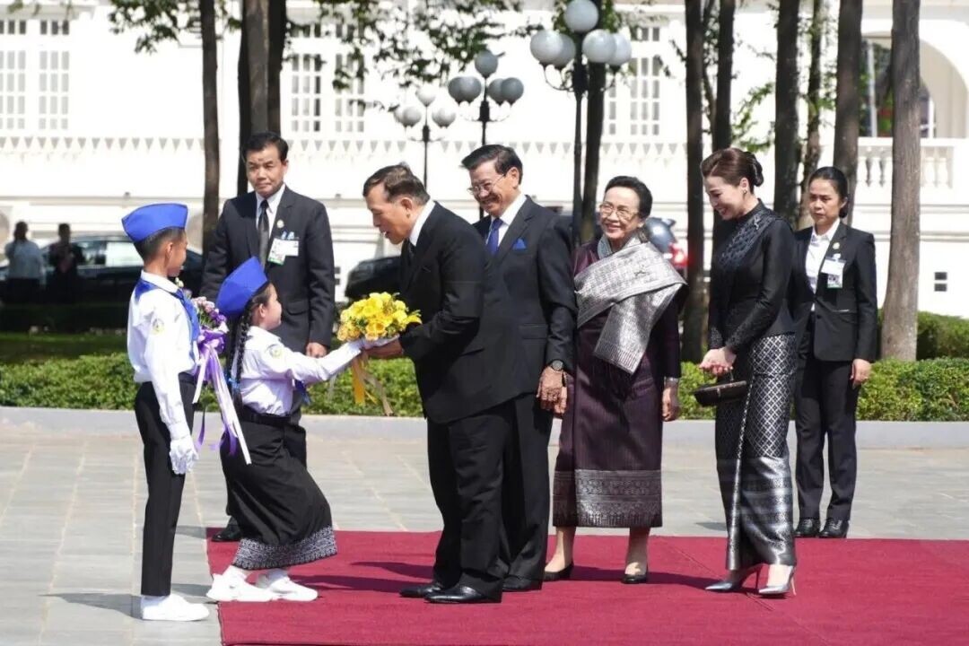 可能是包含下列内容的图片：一人或多人和文字