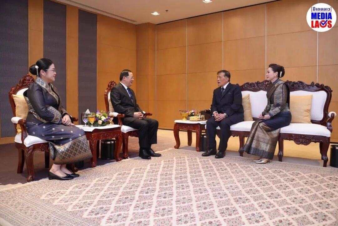 可能是包含下列内容的图片：一人或多人、讲台和文字