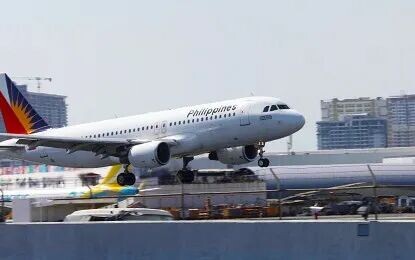 <p><strong>STABLE AIR TRANSPORT.</strong> A Philippines Airlines aircraft is seen at Ninoy Aquino International Airport in Parañaque City in this file photo. President Ferdinand R. Marcos Jr. presided over a meeting with the Private Sector Advisory Council to discuss measures to cushion the impact of oil price fluctuations on the air transport sector, according to a statement of the Presidential Communications Office on Thursday (March 19, 2026).<em> (PNA photo by Avito Dalan)</em></p>