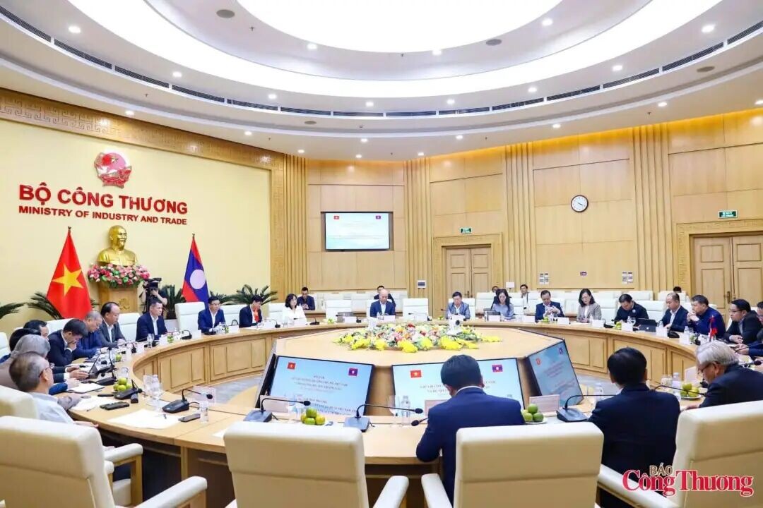 可能是包含下列内容的图片：讲台和文字
