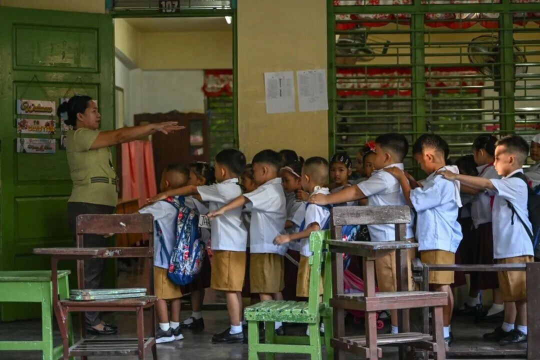 Marcos approves trimester system for schools without pilot testing