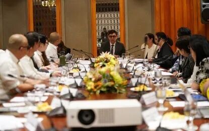 <p><strong>INDUSTRY GROWTH.</strong> Executive Secretary Ralph Recto meets with members of the Semiconductor and Electronics Industry Advisory Council at Malacañan Palace in Manila on Monday (March 23, 2026). During the meeting, Recto reaffirmed the government's commitment to sustaining the growth of the semiconductor and electronics sector, acknowledging its crucial role in the country's progress.<em> (Photo courtesy of the Office of the Executive Secretary)</em></p>