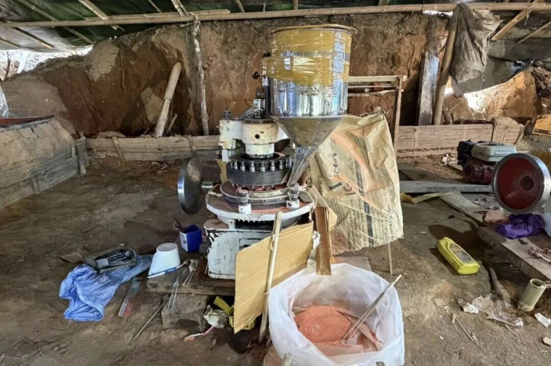 May be an image of drill press, grinder and foundry