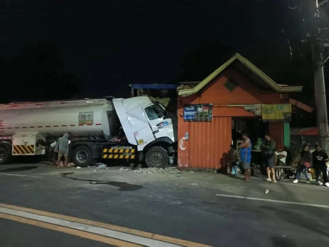 A TANKER driver was killed in an accident in Barangay Montecillo in Sariaya, Quezon on April 1. (Photo via Danny Estacio)