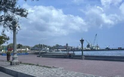<p><strong>PUBLIC PLACE</strong>. The Rizal Boulevard in Dumaguete City, Negros Oriental is a main tourist attraction and also a venue for strollers and joggers, shown in this undated photo. The police in the province will be enforcing prohibitions against drinking alcohol in public places, shirtless individuals roaming the streets, and the imposition of a curfew for minors starting Wednesday (April 8, 2026). <em>(PNA photo by Mary Judaline F. Partlow)</em></p>