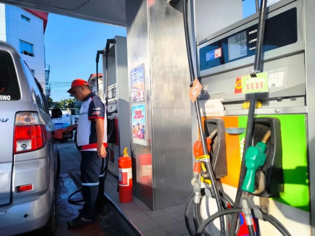 A MOTORIST refuels in a gasoline station in Iloilo City.  (Tara Yap)