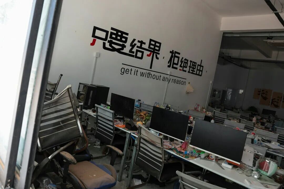 2026年4月7日，泰国素林府，图为泰国与柬埔寨边境附近，泰国加春县内的一个电骗园区中的一个房间，内部可见中文标语，怀疑是电骗人员用于激励非法活动的标语。（Reuters）