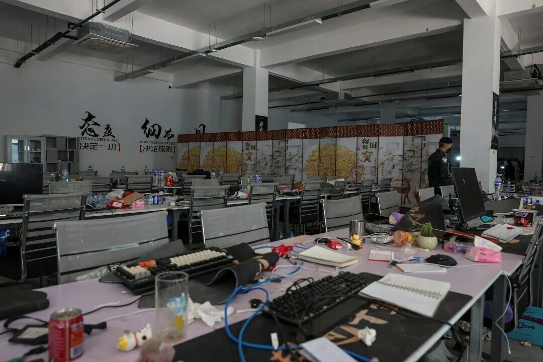 2026年4月7日，泰国素林府，图为泰国与柬埔寨边境附近，泰国加春县内的一个电骗园区中的一个房间，内部可见中文标语，桌上散落由中文、日文、越南文和英文编写的手册。（Reuters）