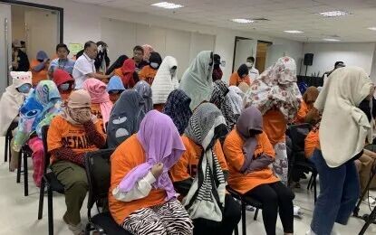 <p><strong>SCAM HUB DISMANTLED.</strong> The National Bureau of Investigation (NBI) arrests 48 individuals after dismantling a scam hub in Parañaque City on April 17, 2026. The NBI said the arrested individuals include 41 Filipinas and seven foreign nationals. <em>(NBI photo)</em></p>