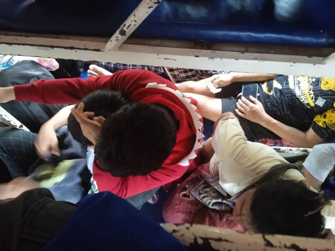 可能是包含下列内容的图片：一人或多人和火车
