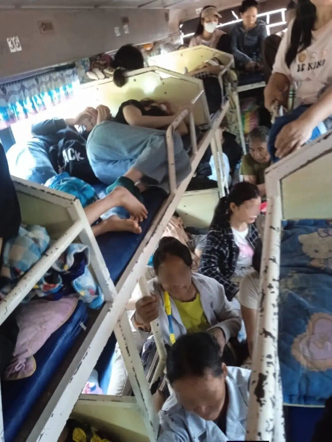 可能是包含下列内容的图片：一人或多人和火车
