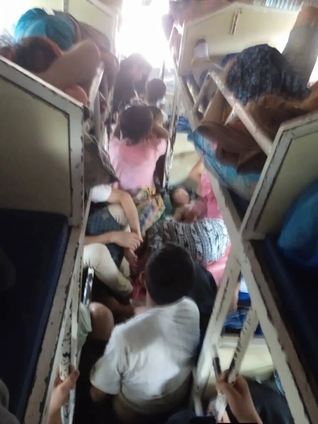 可能是包含下列内容的图片：一人或多人和火车