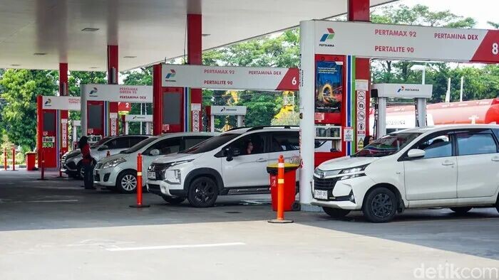 Sejumlah pengendara terlihat mengisi bahan bakar minyak (BBM) di stasiun pengisian bahan bakar umum (SPBU) kawasan Lenteng Agung, Jakarta Selatan, Minggu (19/4/2026).