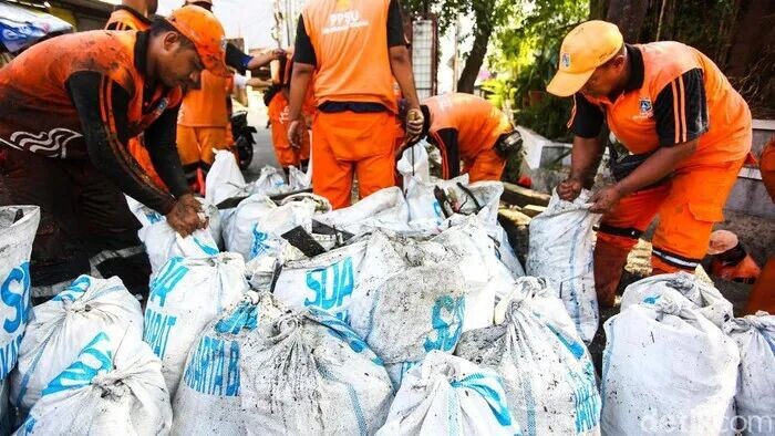 Sejumlah petugas Penanganan Prasarana dan Sarana Umum (PPSU) mengangkut sampah di kawasan Tomang, Jakarta, Rabu (29/4/2026).

Sebanyak 50 petugas dikerahkan setiap operasi untuk membersihkan selokan yang berada di lingkungan Tomang.