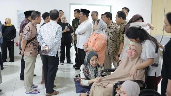 PENGHORMATAN TERAKHIR - Menteri Pertanian (Mentan) Andi Amran Sulaiman saat melayat dan mendampingi keluarga almarhum Anggota IV BPK RI Haerul Saleh di RSUD Pasar Minggu, Jakarta, Jumat (8/5/2026).