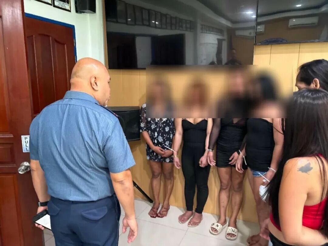 POLICE Col. George Ylanan, chief of the Cebu City police, interrogates seven suspected pickpockets. (Contributed photo)