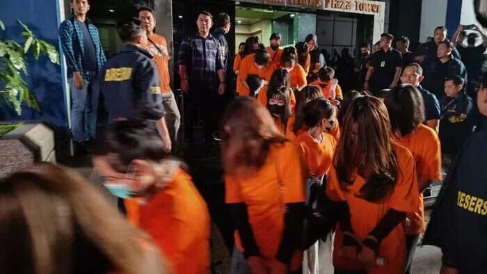 印尼国家警察刑事调查局（Bareskrim Polri）在雅加达西部 Jalan Hayam Wuruk 的一栋办公楼内逮捕了 320 名涉嫌参与赌博集团的外国公民。该部门于周日（2026 年 5 月 10 日）将这 320 名涉嫌参与赌博集团的外国公民拘留在移民拘留中心（Rudenim）。