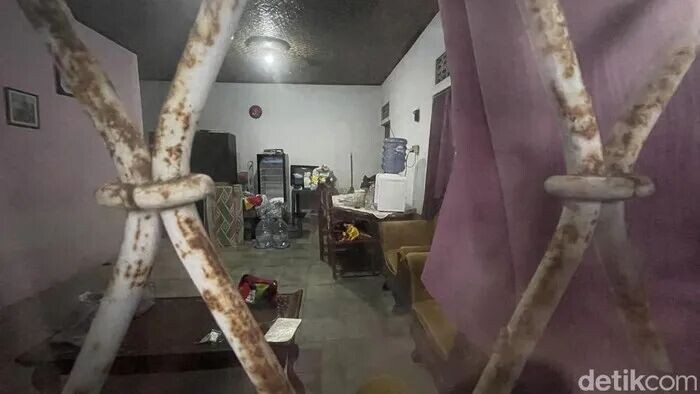 Penampakan rumah tempat 11 bayi yang dievakuasi petugas kepolisian dan dinas terkait di Hargobinangun, Pakem, Sleman, Senin (11/5/2026)