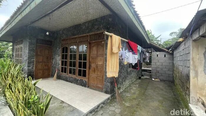Penampakan rumah tempat 11 bayi yang dievakuasi petugas kepolisian dan dinas terkait di Hargobinangun, Pakem, Sleman, Senin (11/5/2026).
