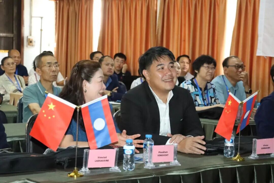可能是包含下列内容的图片：一人或多人和上面的文字是&ldquo;.ិ Sisoulad LADSASISINE Phoukham VONGVICHIT SOMNASINH&rdquo;