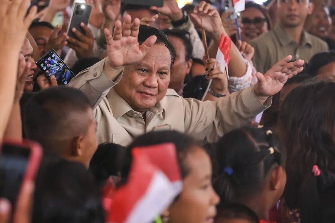 Presiden Prabowo Subianto berjoget bersama warga saat berkunjung ke Pulau Miangas, Kabupaten Kepulauan Talaud, Sulawesi Utara, Sabtu (9/6/2026). Dalam kunjungannya ke pulau terluar di wilayah utara Indonesia itu Presiden Prabowo mengatakan akan membangun kampung nelayan dan memperbaiki fasilitas kesehatan di Pulau Miangas untuk menyejahterahkan warga. ANTARA FOTO/Hafidz Mubarak A/foc.