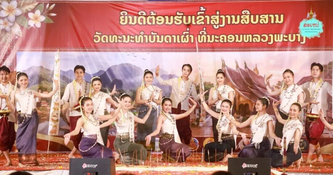 可能是包含下列内容的图片:一人或多人和上面的文字是“ยิมดิต้อมรับเถ้ำสู่งามสิบสาม ล้า ยิม ด็ ต้อม รับ สาม 886 នះ6ល់ อัดหะมะทกำบับดาเฝื่า ทิ่ม จัดทะมะเ ทำ เบ้ัม ที่มะถวมหลวงพะบา ถอมบ LANGP ARCTEARANH ΩΑΝΩ 포시피 0ល မေ်းမာ)သ ' SKTNE”