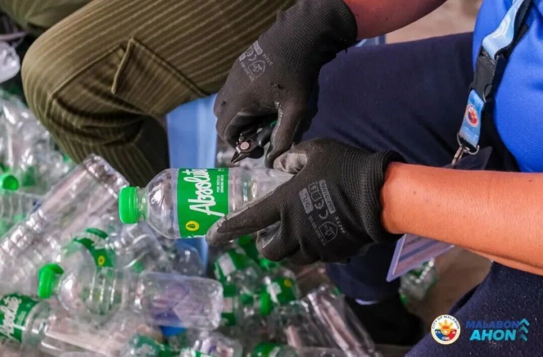 Residents exchange recyclable plastic waste for cash during the “Sa Plastic na Basura, May Kita Ka!” program of the City Environment and Natural Resources Office (CENRO) in Barangay Maysilo, Malabon City on Oct. 10, 2025. (Photo courtesy of Malabon City government)