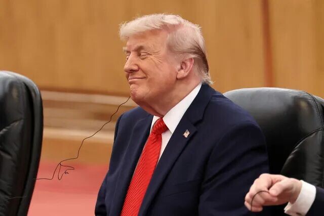 Presiden AS Donald Trump terkenal dengan rambut khasnya. Foto: Maxim Shemetov/REUTERS