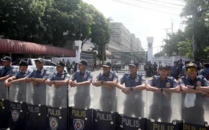 <p><strong>POLICE BARRICADE.</strong> Members of the Southern Police District set up a barricade outside the Senate gates in Pasay City on May 12, 2026 as supporters of Sen. Ronald Dela Rosa, who is facing arrest by the International Criminal Court, gather near the premises. The Philippine National Police on Wednesday (June 2) said it will increase police visibility around the Senate and nearby government facilities as political tensions continue to fuel concerns over possible protest actions and public disturbances. <em>(PNA photo by Yancy Lim)</em></p>