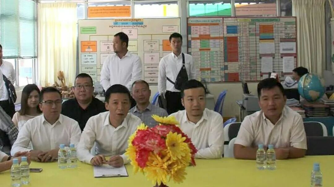 2017年6月17日，太子集团董事长陈志（右二），柬埔寨福建商会会长、太子地产副董事长邱国兴（左二），太子集团董事陈波（右一），太子地产副总裁张波（左一），在柬埔寨出席太子地产奖学金活动。（柬华日报）