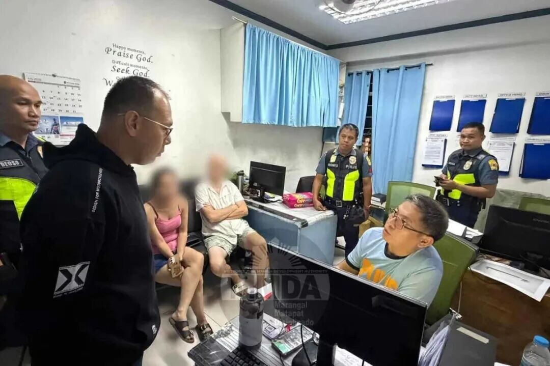 An Irish national is now in police custody following his arrest for allegedly damaging a tow truck during a Metropolitan Manila Development Authority (MMDA) road clearing operation in Quezon City. (Photo courtesy of MMDA)