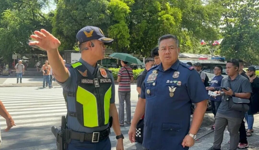 Police Lieutenant Colonel June Paolo O. Abrazado and
MPD District Director of the Manila Police District, Brig.
Gen. Arnold Casingal Santiago (Photo courtesy of MPD PIO)