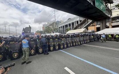 <p><strong>SONA SECURITY.</strong> Police personnel are posted along Commonwealth Ave. to provide security during President Ferdinand Marcos Jr.'s fourth State of the Nation Address (SONA) in 2025. For this year's SONA on July 27, around 20,000 policemen will be deployed to ensure peace and order in Metro Manila, the National Capital Region Police Office (NCRPO) said Wednesday (July 15, 2026). <em>(PNA photo by Lloyd Caliwan)</em></p>