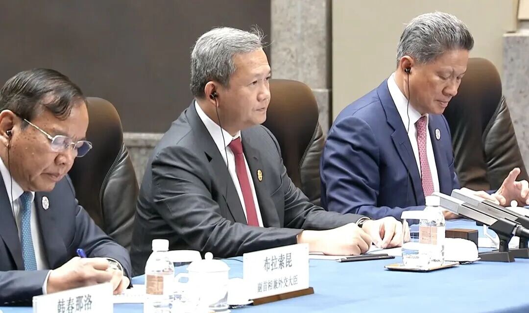 17日，国家主席习近平在上海西郊宾馆，会见柬埔寨首相洪玛奈。（央视新闻截图）