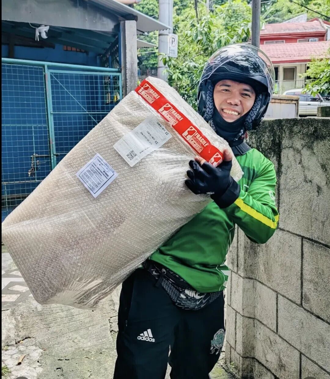After his story gained attention online, delivery rider Benj Paz began receiving donations to help him feed more stray animals.