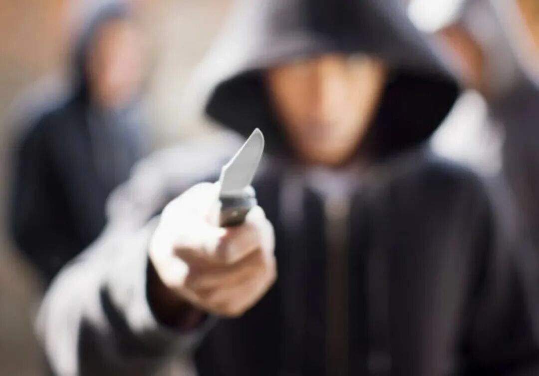 菲律宾男子当街持刀攻击情敌，受害者面部多处受伤
