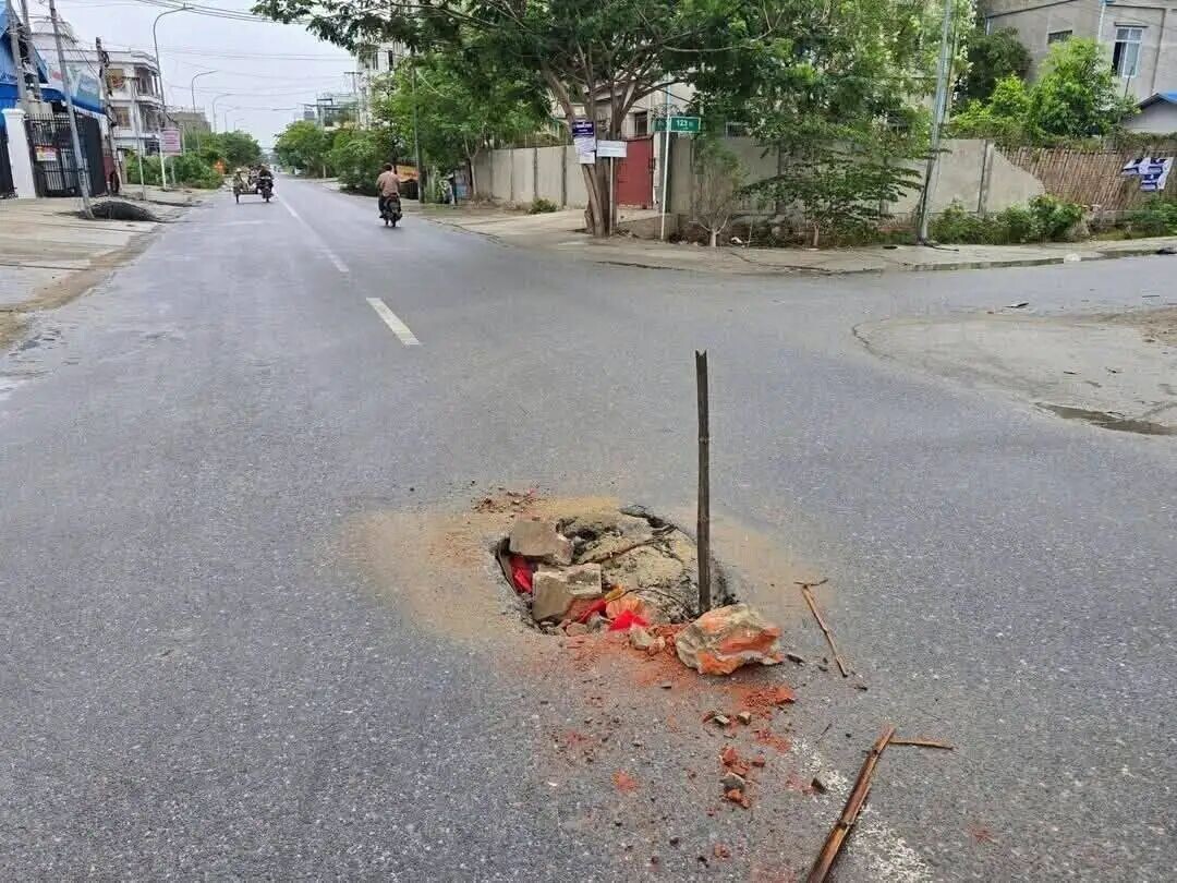 可能是包含下列内容的图片:马路和街道