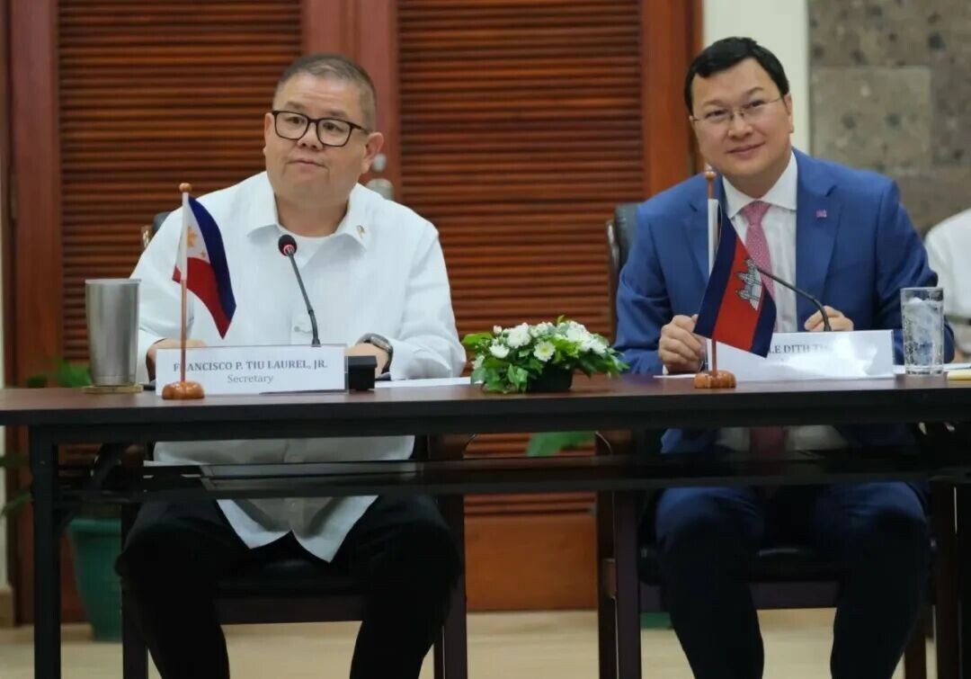 Agriculture Secretary Francisco Tiu Laurel and Cambodia’s Minister of Agriculture, Forestry, and Fisheries Dith Tina (DA photo)