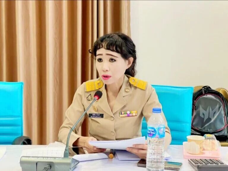 精致“妆容”吸睛！泰国女官员开会照意外爆红