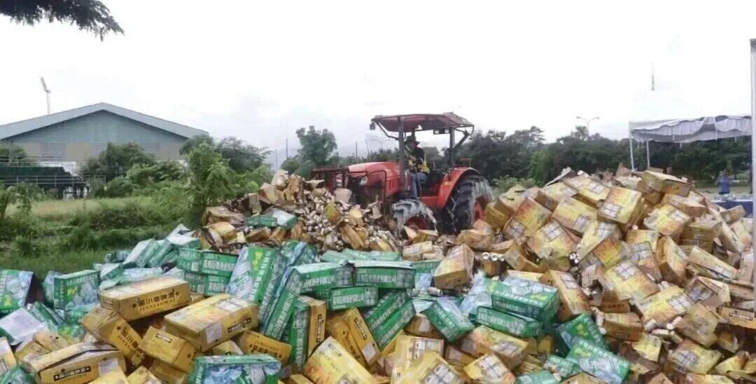严打走私！乌多姆赛公开销毁5944箱中国啤酒