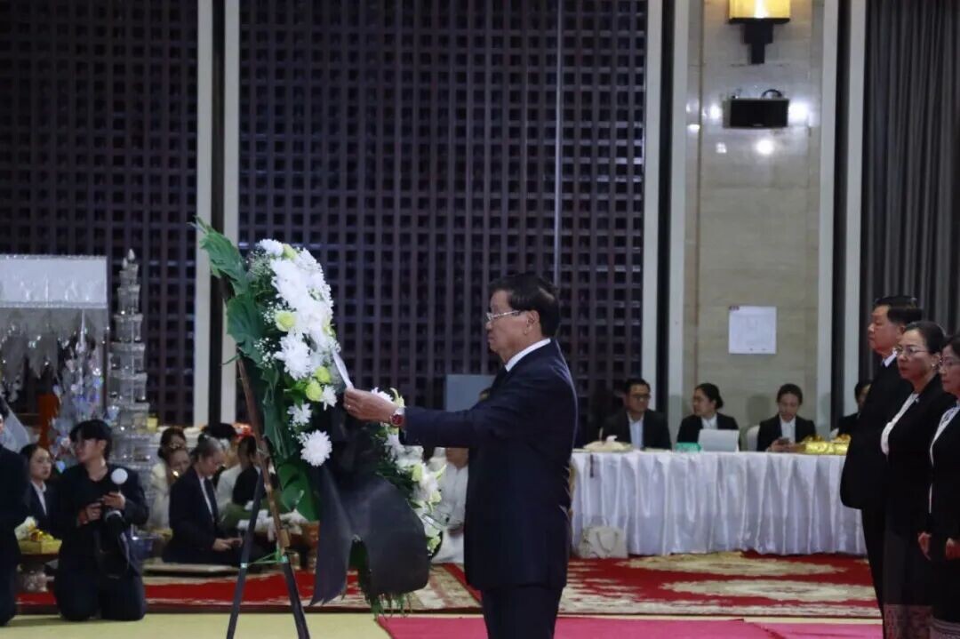 可能是包含下列内容的图片:讲台和婚礼