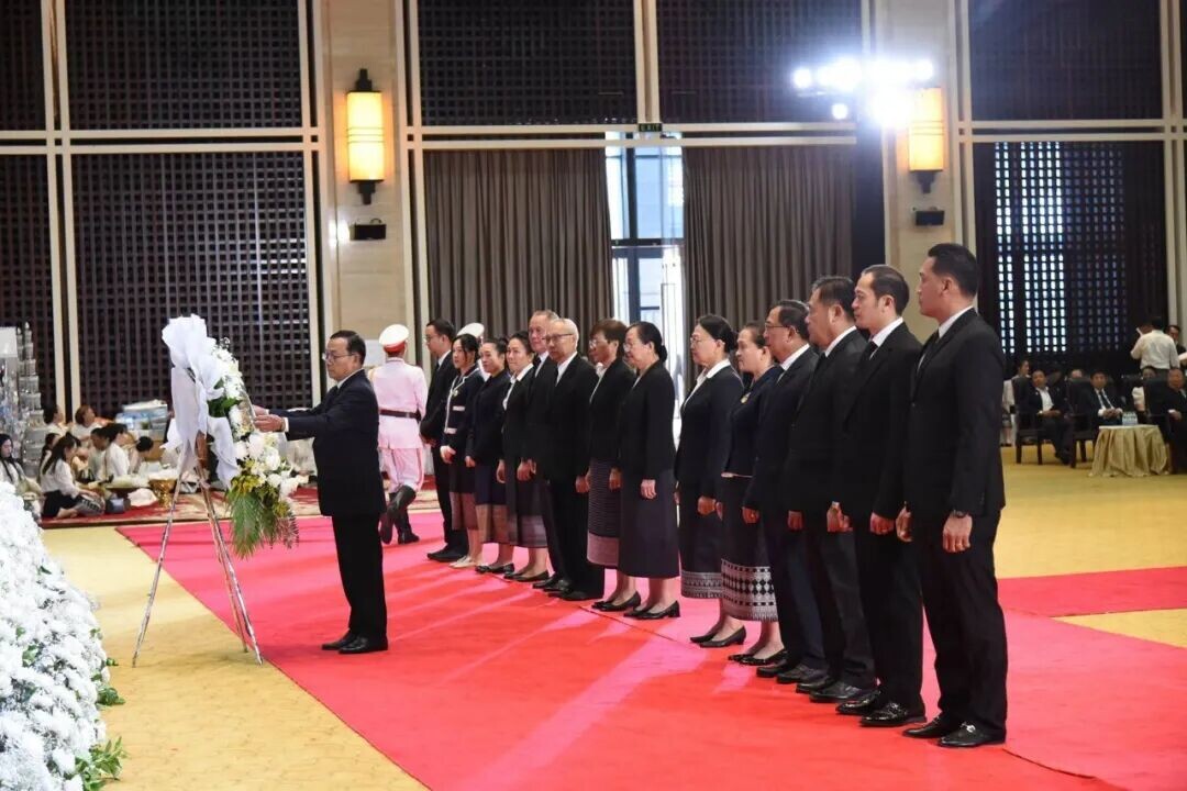 可能是包含下列内容的图片:讲台和婚礼