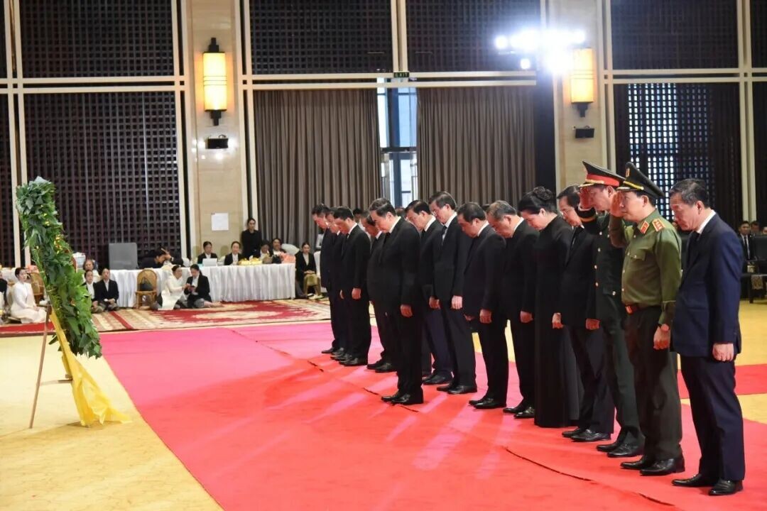 可能是包含下列内容的图片:讲台和文字