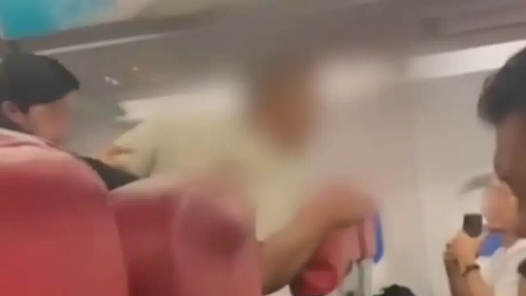“我必须离开这里！”泰军飞曼谷航班上失控，机组乘客合力制服！